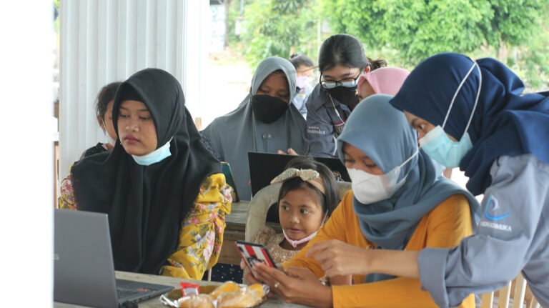 Badan Eksekutif Mahasiswa Universitas Dinamika Melalui Program PHP2D Melakukan Pelatihan E-Commerce Kepada Para Ibu PKK