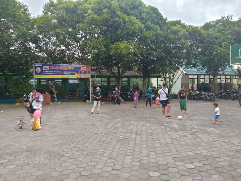 Bermain Bersama Anak-Anak dari Warga Terdampak APG Semeru Disela-Sela Salurkan Bantuan