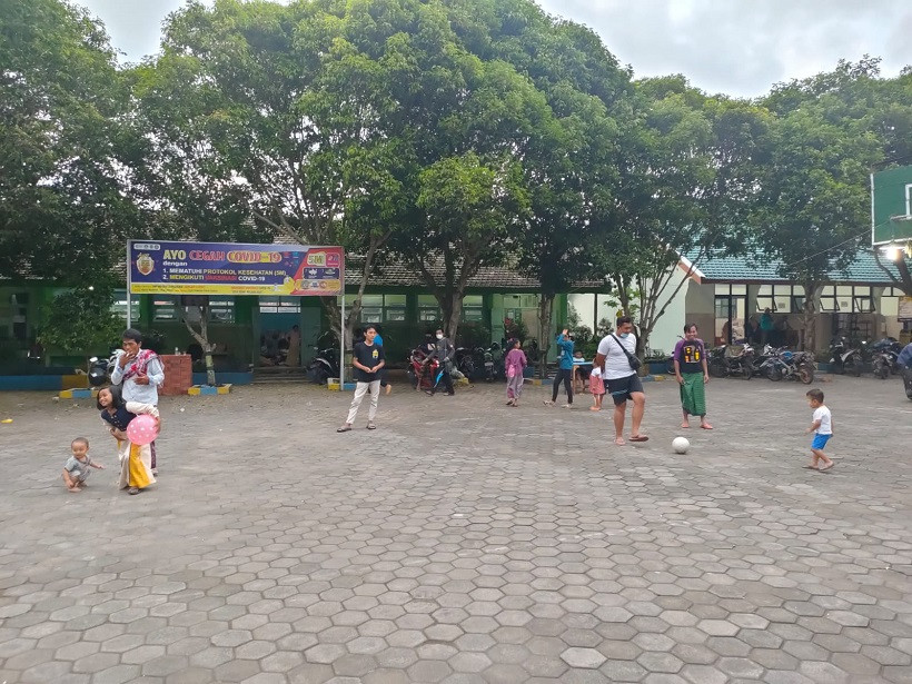 Bermain Bersama Anak-Anak dari Warga Terdampak APG Semeru Disela-Sela Salurkan Bantuan