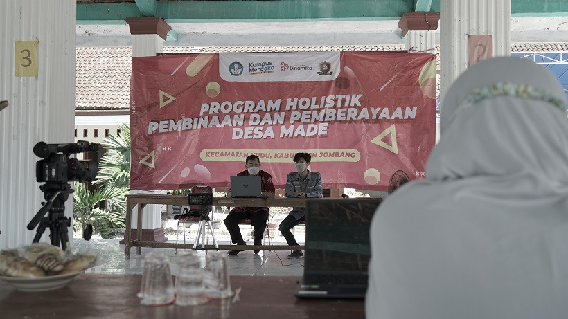 Mahasiswa Universitas Dinamika (Stikom Surabaya) Latih Digitalisasi di Made Jombang