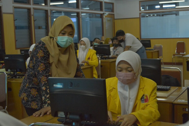 Dosen FTI Undika Dampingi SMAN 4 dalam Kompetisi FIKSI
