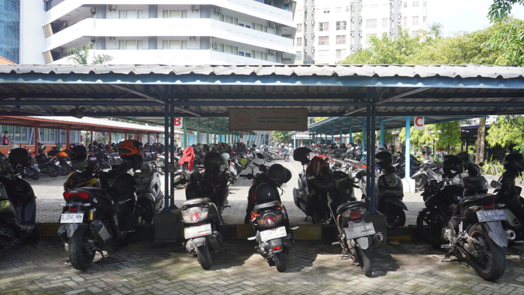 Parkir Sepeda Motor Universitas Dinamika