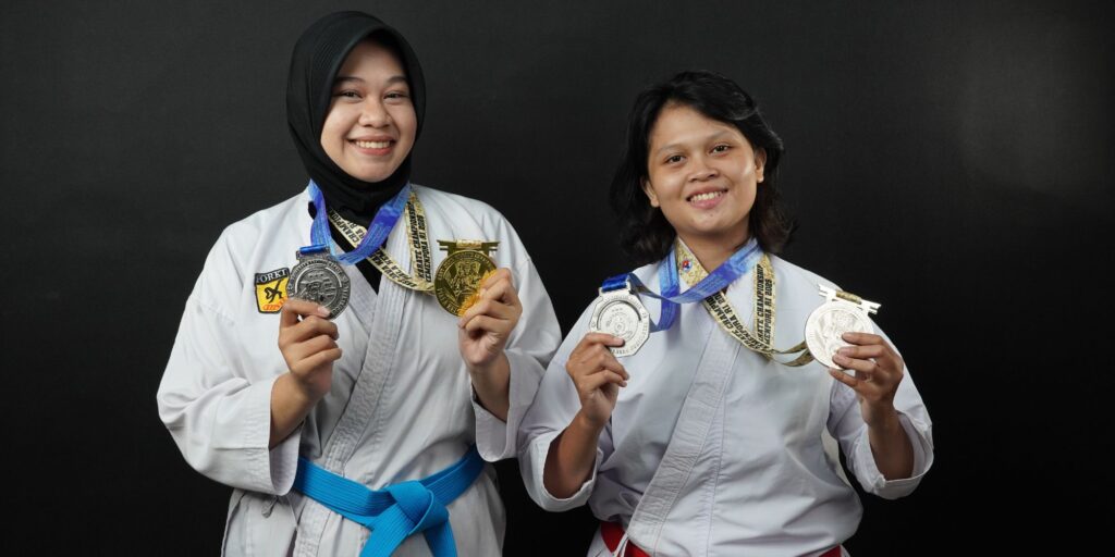 Duo Atlet Karate Putri asal Universitas Dinamika Raih Medali Emas di Kejuaraan Nasional