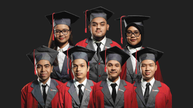 7 mahasiswa universitas dinamika peraih IPK tertinggi