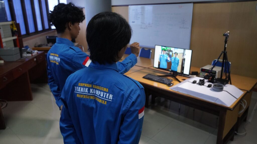 Demonstrasi Robot Lengan Mahasiswa TK Undika
