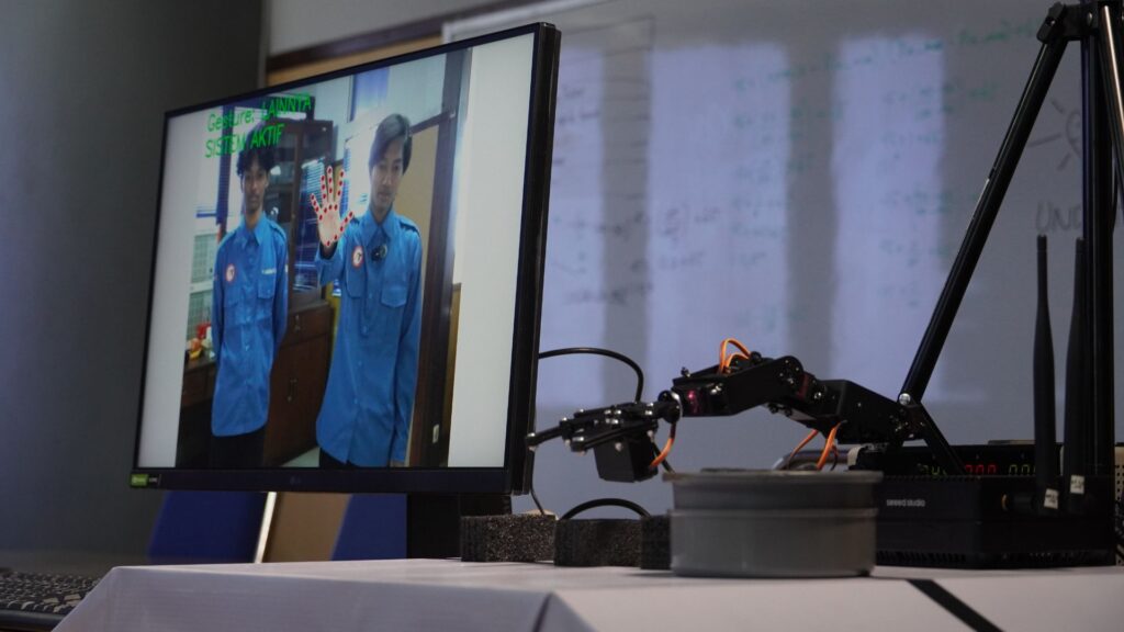 Demonstrasi Robot Lengan Mahasiswa Undika