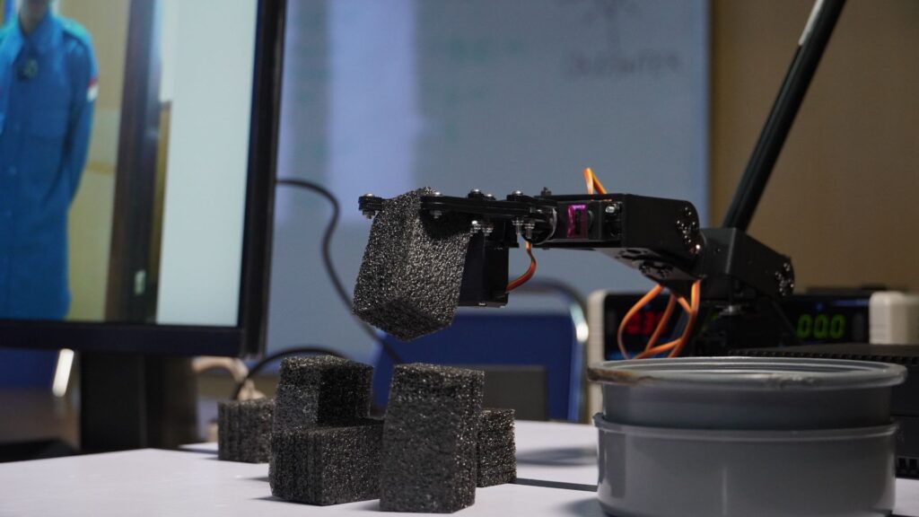 Prototipe Robot Lengan Karya Mahasiswa TK Undika