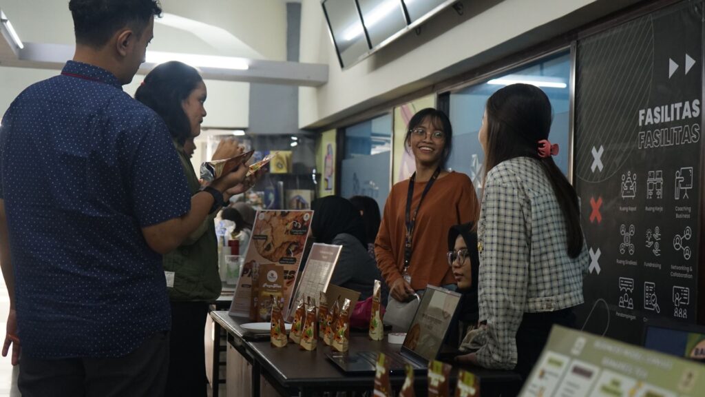 Mahasiswa Mengenalkan Produk Bisnis di Pekan Wirausaha Muda