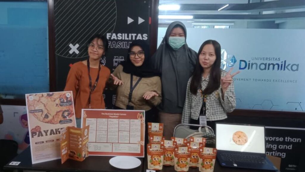 Tim Payakies Pekan Wirausaha Muda FEB Undika