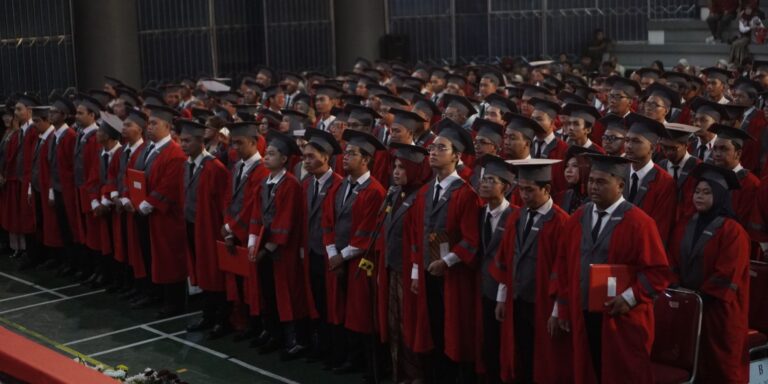 215 Lulusan Universitas Dinamika Siap Wujudkan Astacita di Era Digital