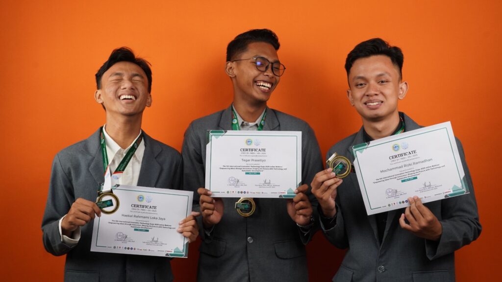 3 Mahasiswa DKV Undika Dibalik Karya Flanatomy