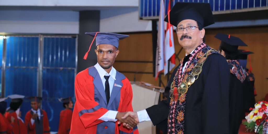 Dari Pedalaman Papua, Yosea Berhasil Raih Gelar Sarjana di Undika