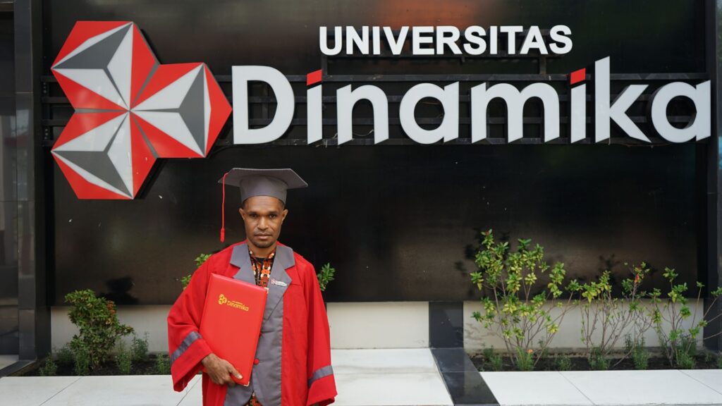 Yosea Mirin Wisudawan Undika S1 Teknik Komputer