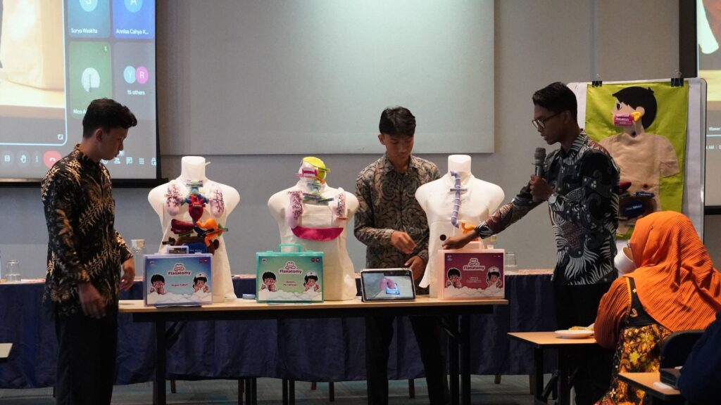 Demo Karya Flanatomy oleh Tiga Mahasiswa DKV Undika
