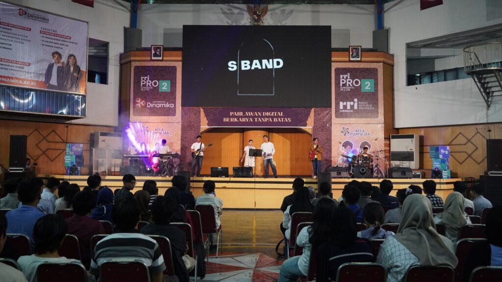 Penampilan Band Mahasiswa Undika