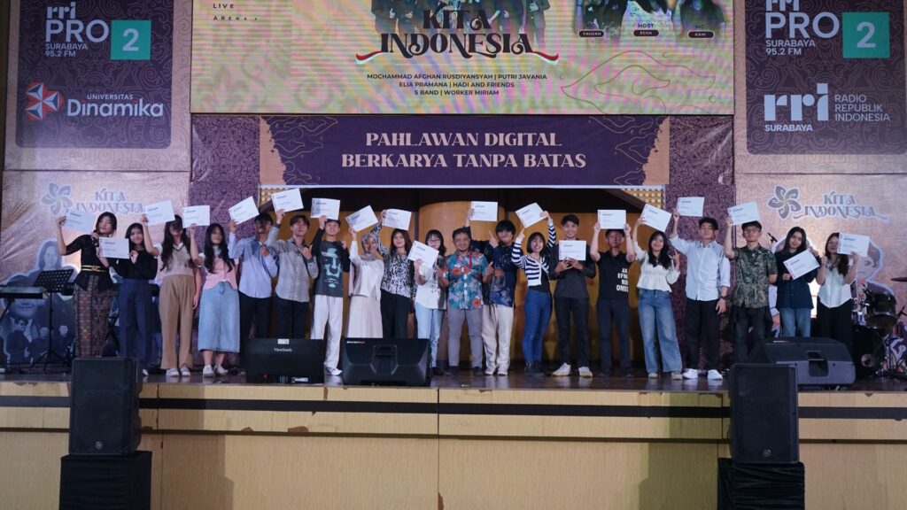 Penyerahan Sertifikat kepada 20 Mahasiswa Berprestasi