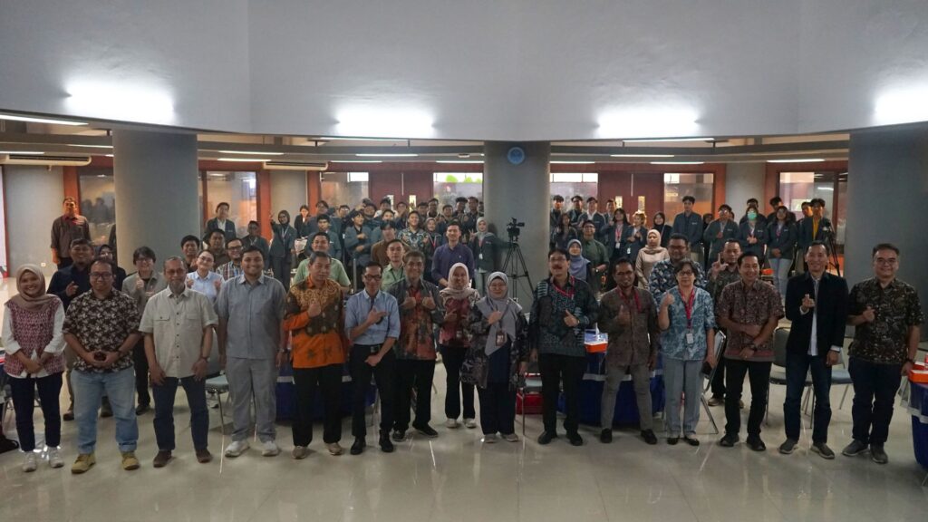 Pimpinan Universitas Dinamika bersama Perusahaan Mitra dan Mahasiswa Magang